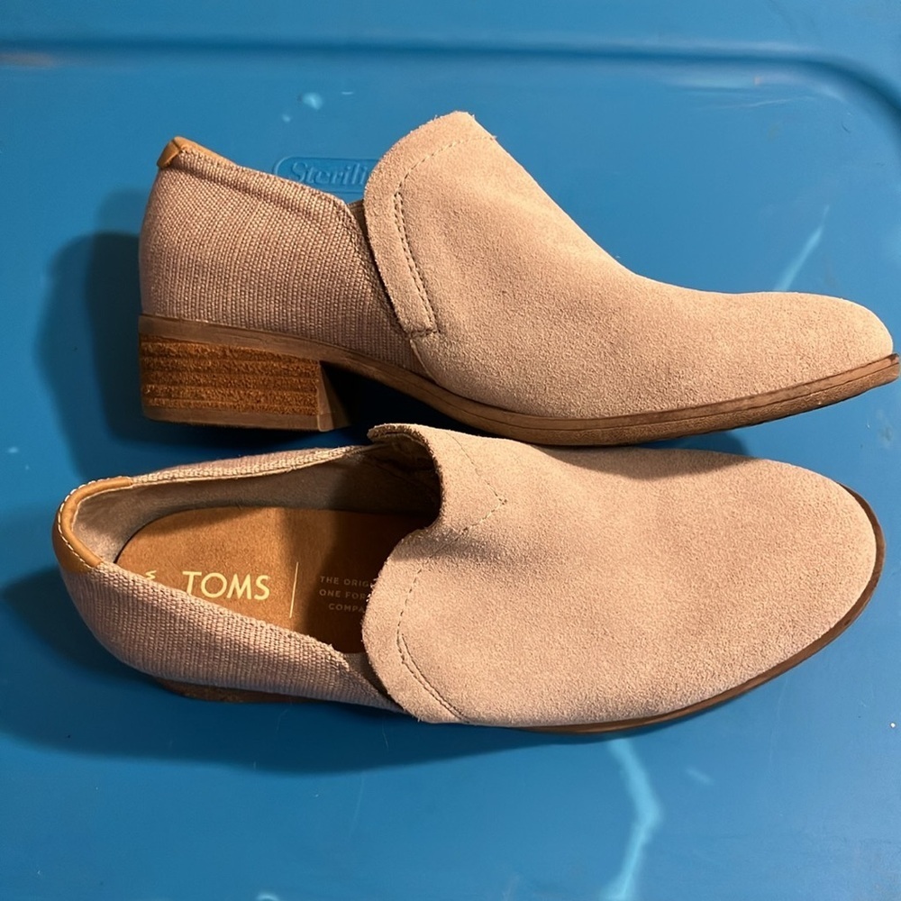 Tom’s women’s low heeled slip on vegan shoe size 6